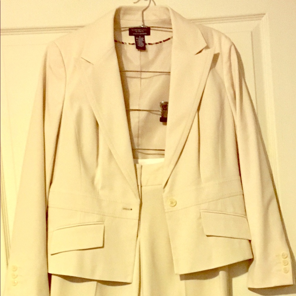 Women’s pants suit